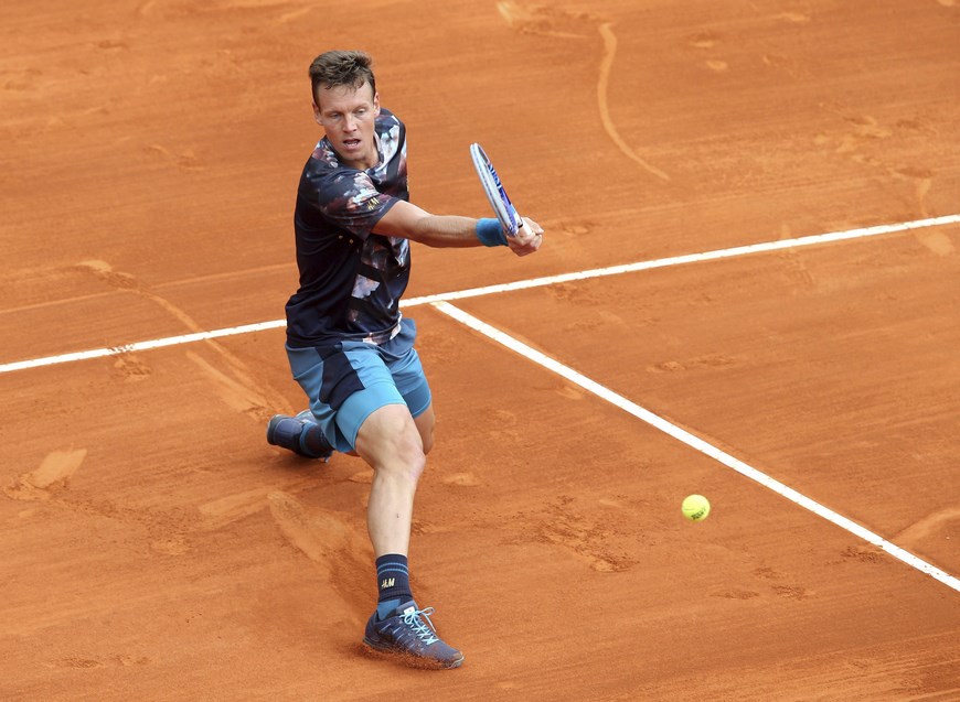 Tomas Berdych resuelve en dos mangas su duelo con Roberto Bautista 2 El tenista checo Tomas Berdych, durante el partido de tercera ronda del torneo de Montecarlo disputado ante el español Roberto Bautista (no visible) en Roquebrune Cap Martin, Francia, hoy, 15 de abril de 2015. EFE