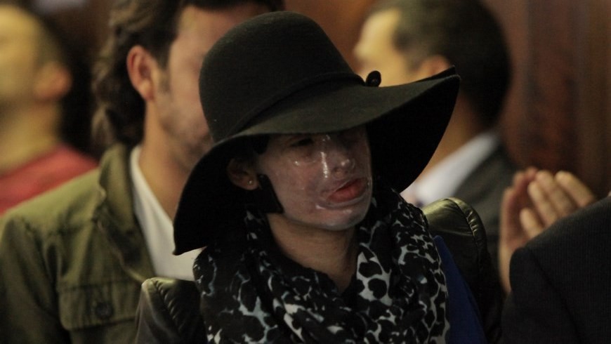 La joven colombiana Natalia Ponce de León, atacada con ácido el año pasado, participa en el lanzamiento del libro "El renacimiento de Natalia Ponce de León" en Bogotá (Colombia). EFE