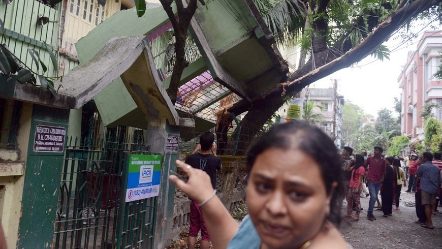 El terremoto de 7,8 grados que golpeó hoy Nepal superó oficialmente la barrera del millar de muertos, según informaron fuentes oficiales, que han estado actualizando la lista de fallecidos durante todo el día y dan por hecho que aún seguirá subiendo. EFE