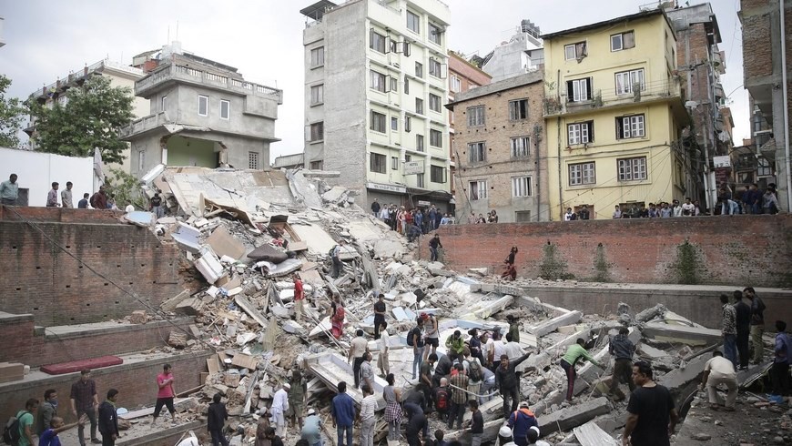 Las personas buscan sobrevivientes bajo los escombros de los edificios derrumbados tras un terremoto en Kathmandu, Nepal, este 25 de abril. EFE