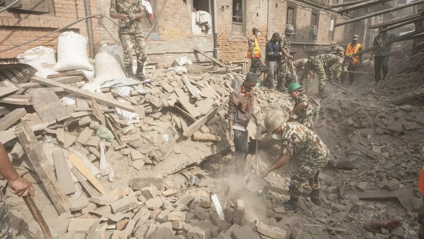 Un equipo de búsqueda y rescate trabaja en medio de los escombros de un edificio destruido por el terremoto en el área de Bhaktapur en Katmandú, Nepal. EFE