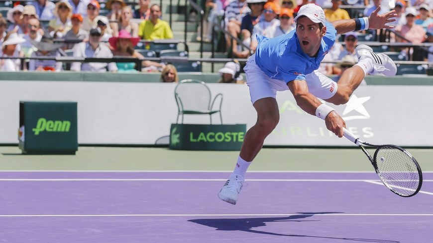 El tenista serbio Novak Djokovic fue registrado este domingo al intentar devolverle una bola al británico Andy Murray, durante la final del Masters 1000 de Miami, en Cabo Vizcaíno (Florida, EE.UU.). Djokovic se impuso con parciales de 7-6 (3), 4-6 y 6-0 y se adjudicó este torneo por quinta vez. EFE