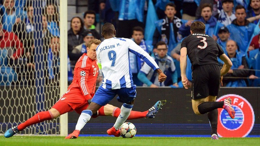 Jackson Martínez (c) de Porto ante Manuel Neuer (i) de Bayern Munich. EFE