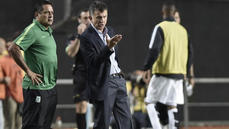 El entrenador de Atlético Nacional de Colombia Juan Carlos Osorio (c) dirige a su equipo ante Estudiantes de La Plata de Argentina. EFE