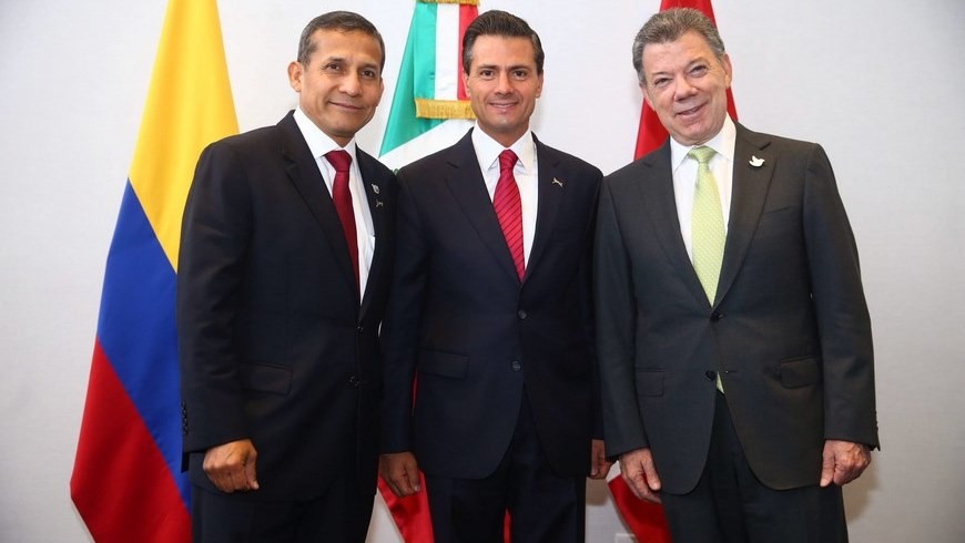 Fotografía que muestra al mandatario peruano, Ollanta Humala, mientras posa con sus homólogos Enrique Peña Nieto (c), de México, y Juan Manuel Santos (d), de Colombia, este 10 de abril de 2015, en Ciudad de Panamá (Panamá). EFE