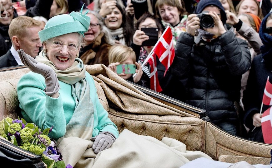 Reina Margarita II de Dinamarca durante su recorrido por Copenhague.