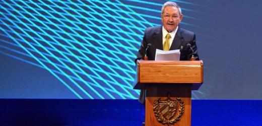 Raúl Castro y cardenal Stella conversan sobre visita de papa Francisco a Cuba