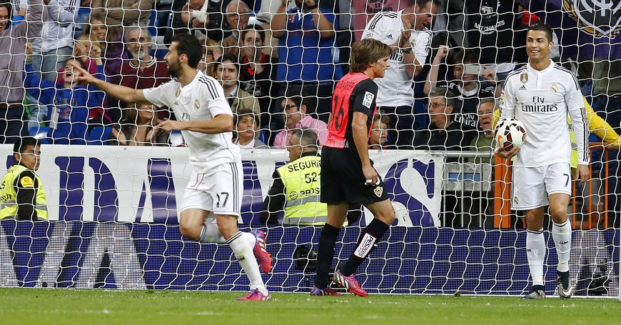 El defensa del Real Madrid Álvaro Arbeloa (i), junto a su compañero, el delantero portugués Cristiano Ronaldo (d), celebra el gol que acaba de marcar, el tercer tanto del equipo ante el Almería, durante el partido de la trigésima cuarta jornada de Liga en Primera División que se juega hoy en el estadio Santiago Bernabéu. EFE/Alberto Martín