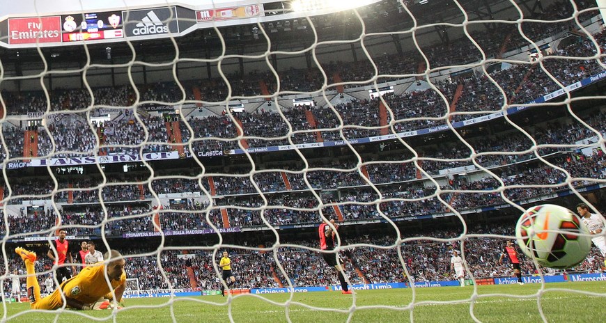 GRA421. MADRID, 29/04/2015.- Gol del centrocampista colombiano del Real Madrid James Rodríguez, el primero frente al Almería, durante el partido de la trigésima cuarta jornada de Liga en Primera División que se juega hoy en el estadio Santiago Bernabéu. EFE/Alberto Martín