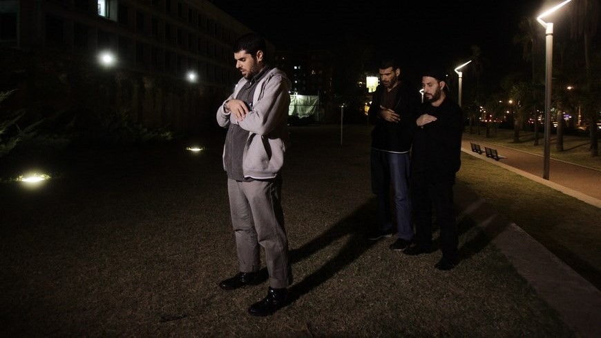 Omar Farach Sihan Abd Al Hali, Alí Shaaban (c), y Abdul Din Mohammed (d), expresos de Guantánamo que se encuentran en calidad de refugiados en Uruguay, oran hoy, viernes 24 de abril de 2015, frente a la embajada de los Estados Unidos, en Montevideo (Uruguay). EFE