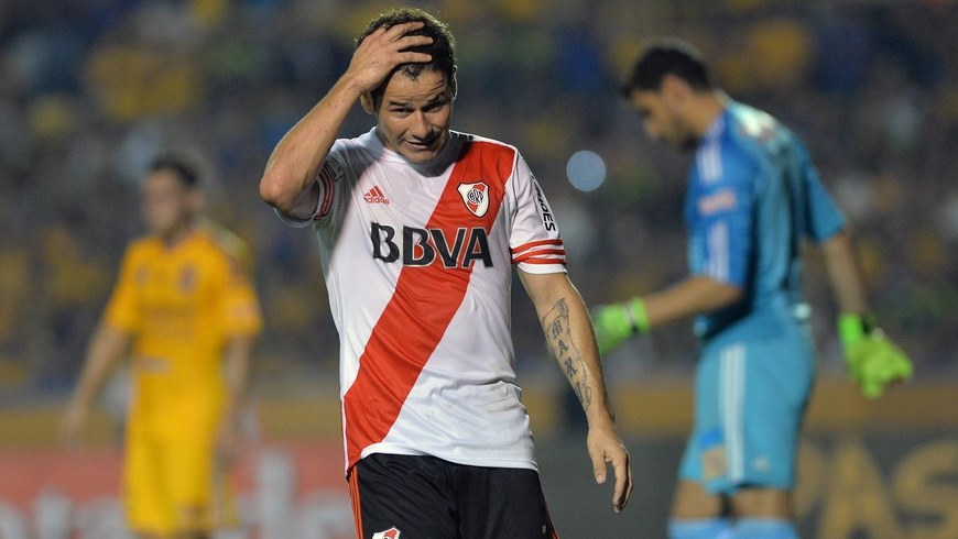 El jugador del River Plate de Argentina Rodrigo Mora lamenta una jugada fallada ante el Tigres de México el pasado 8 de abril, durante un juego de la quinta jornada de la Copa Libertadores, realizado en el Estadio Universitario, en la ciudad de Monterrey (México). EFE/Archivo