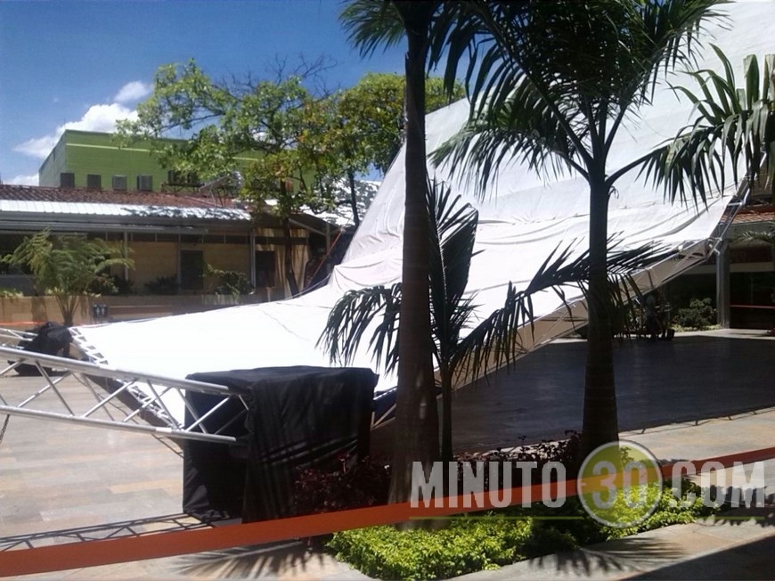 SE DESPLOMÓ CARPA EN SAN DIEGO (1)