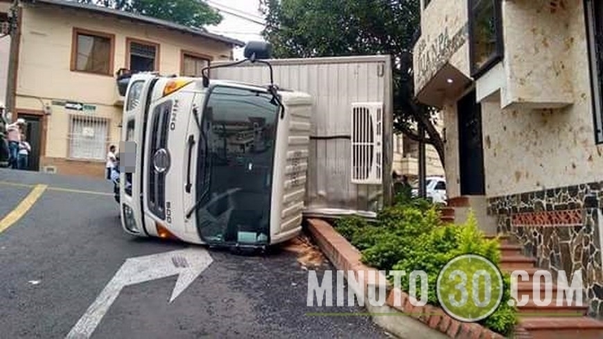 SE VOLCÓ CAMIÓN CON CERDOS EN BELLO (2)