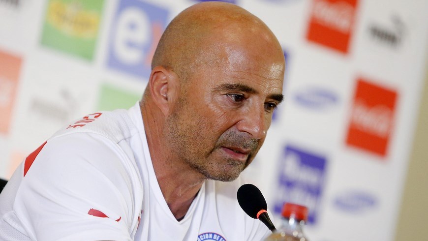 En la imagen un registro de Jorge Sampaoli, seleccionador del equipo nacional de fútbol de Chile, quien llamará en las próximas semanas a los jugadores que militan en clubes extranjeros, de cara a la Copa América Chile 2015. EFE/Archivo