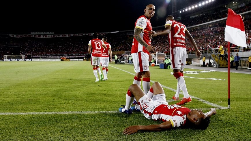 El Santa Fe, en tanto, encara el duelo de este miércoles con el optimismo del 3-1 de la ida, aunque es consciente de que ese resultado ya es historia y que necesita puntuar en Santiago para seguir vivo en la Copa Libertadores. EFE/Archivo