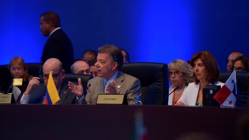 El Presidente Juan Manuel Santos al intervenir en la plenaria de la VII Cumbre de las Américas, este sábado en Ciudad de Panamá. Foto: presidencia de la República. 