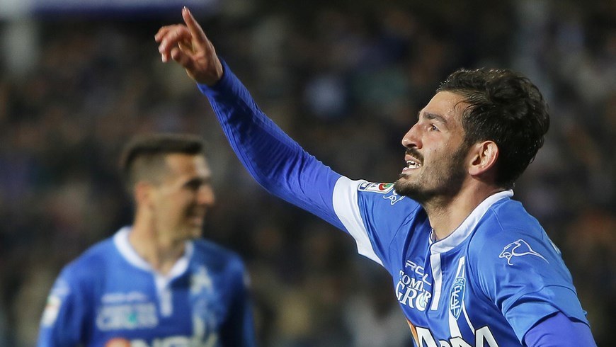 Riccardo Saponara (d) de Empoli celebra con su compañero Matias Vecino tras anotar 3-0 ante Nápoles hoy, jueves 30 de abril de 2015, durante un partido de la Serie A italiana en el estadio Carlo Castellani de Empoli (Italia). EFE