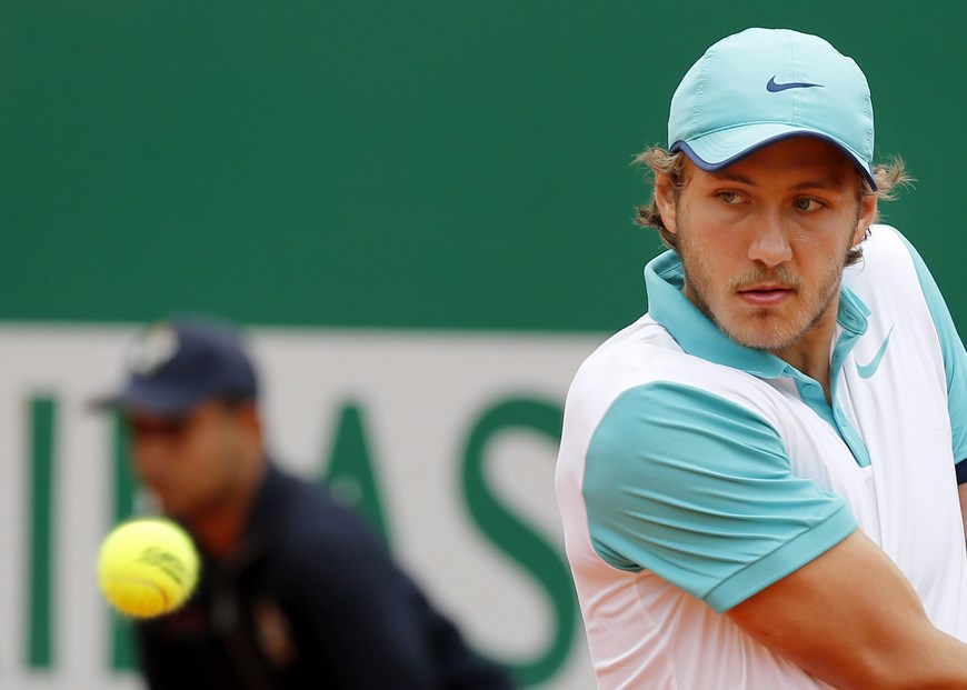 En fotos: Nadal debutó con triunfo ante Pouille en el torneo de Montecarlo 4 El tenista francés Lucas Pouille devuelve una bola al español Rafael Nadal durante el partido de segunda ronda del torneo de Montecarlo que ambos disputaron en Roquebrune Cap Martin, Francia, hoy, 15 de abril de 2015. EFE
