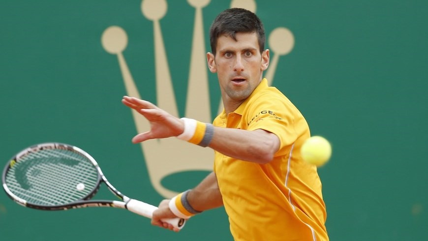 El tenista serbio Novak Djokovic devuelve la bola al checo Tomas Berdych durante la final del torneo del Monte-Carlo Rolex Masters que se disputa en el Roquebrune Cap Martin, Francia. EFE/EPA/SEBASTIEN NOGIER