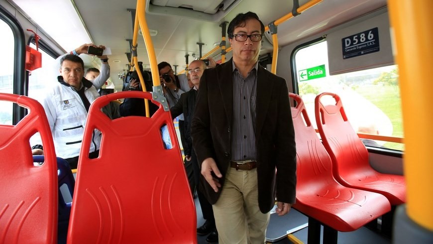 EN FOTOS: TransMilenio renueva su flota de alimentadores 4 Gustavo Petro reconoce los nuevos buses de TransMilenio. Foto: Alcaldía Mayor de Bogotá.