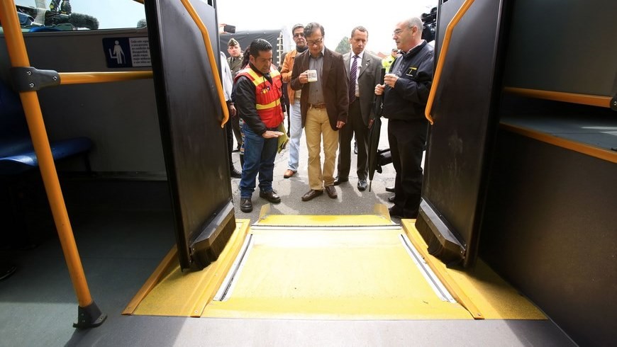 EN FOTOS: TransMilenio renueva su flota de alimentadores 5 Funcionarios de TransMilenio enseñan los nuevos buses del sistema al alcalde mayor de Bogotá, Gustavo Petro. Foto: Alcaldía Mayor de Bogotá.