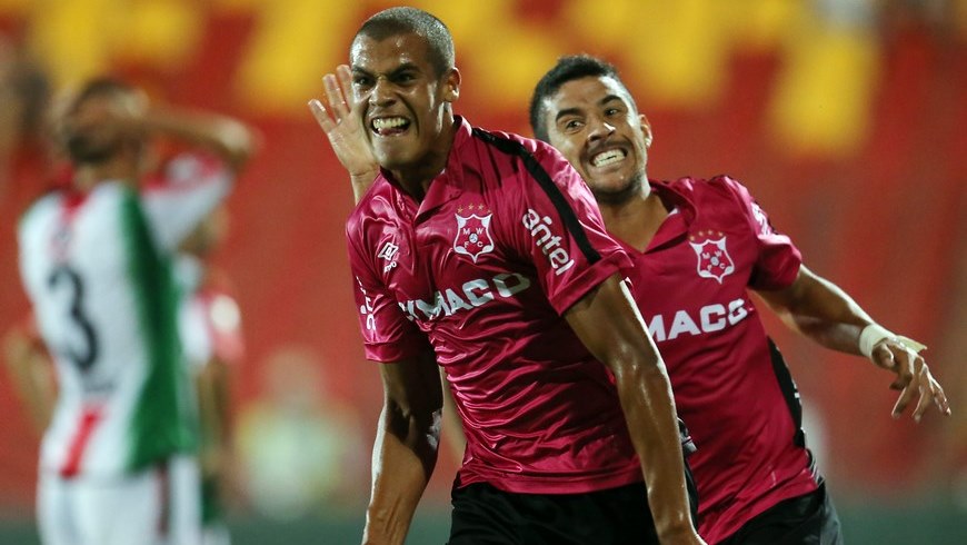 Los jugadores del Wanderers de Uruguay Alex Silva (c) festeja su gol ante Palestino de Chile, el pasado 19 de marzo, en el partido correspondiente a la Copa Libertadores 2015, en el estadio Santa Laura, en Santiago (Chile). EFE/Archivo