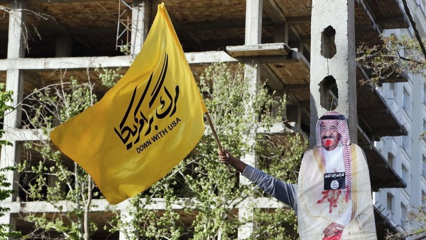 Una representación del rey de Arabia Saudí Salman bin Abdelaziz con la manos manchadas de sangre es mostrada durante una protesta contra los ataques de la coalición encabezada por Arabia Saudí que lucha contra el grupo rebelde de los hutíes en Yemen, frente a la embajada saudí en Teherán, Irán, el 13 de abril del 2015. EFE