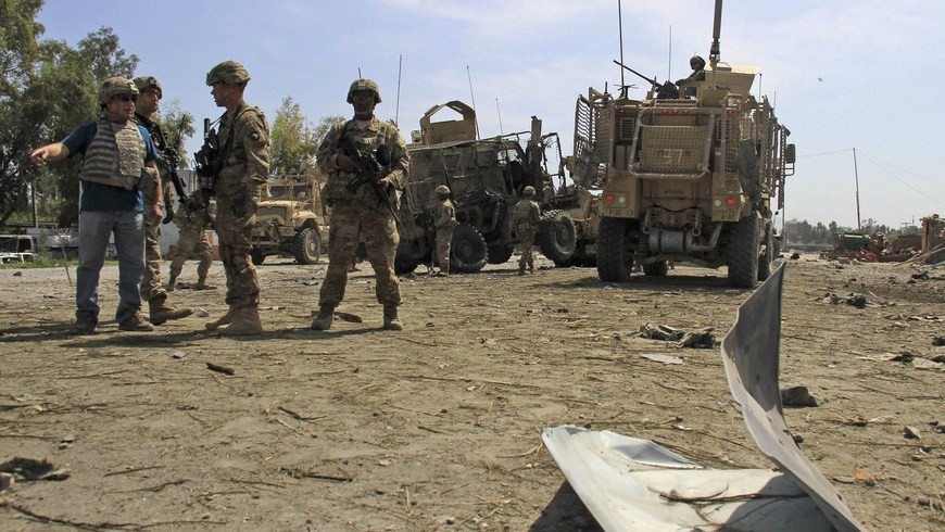 Oficiales afganos inspeccionan la zona tras un atentado suicida. EFE/Archivo