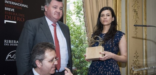 Joven escritora tiñe de “locura sana” los cuentos ganadores de un premio literario en España