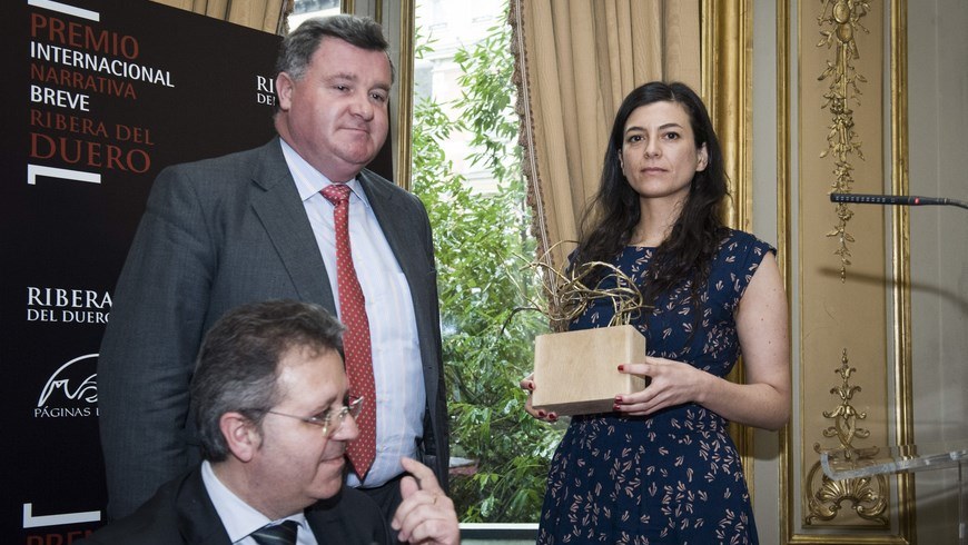 La argentina Samanta Schweblin ha sido la ganadora del IV Premio de Narrativa Breve Ribera del Duero, entre los más de 850 originales presentados, en un evento celebrado hoy en la Casa América donde ha recibico el premio de la mano de Enrique Pascual García (i). EFE
