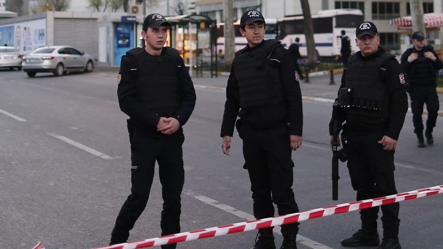 ataque armado en comisaría central de Estambul,