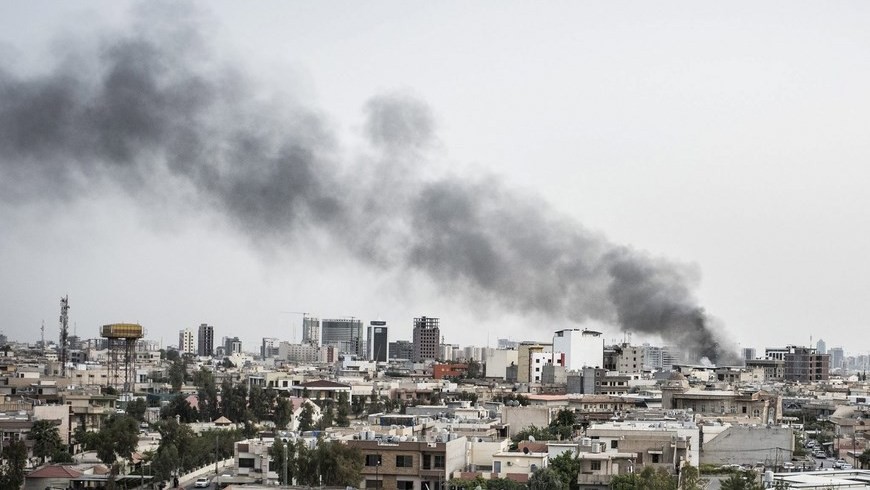 Vista del humo procedente de la explosión de un coche bomba, sobre los edificios de la ciudad de Erbil, Irak, hoy, viernes 17 de abril de 2015. EFE