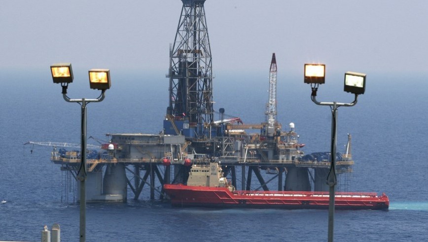 En un escenario con precios de petróleo rondando los 50 dólares por barril existe una brecha alta frente al valor presupuestado de 79,9 dólares por barril y acarrearía disminución de liquidez, gasto y aumento de endeudamiento, indica Coface. EFE/Archivo