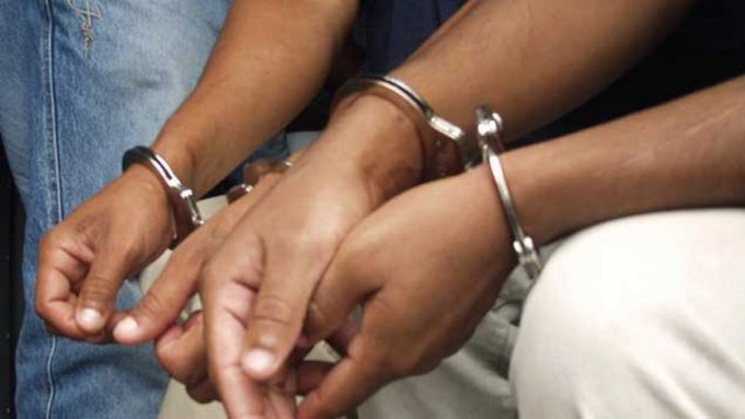 En un Centro Comercial de San Benito más de 350 pares de tenis fueron incautados durante operativo 1 detenidos manos con esposas1 Copiar e1523829375546