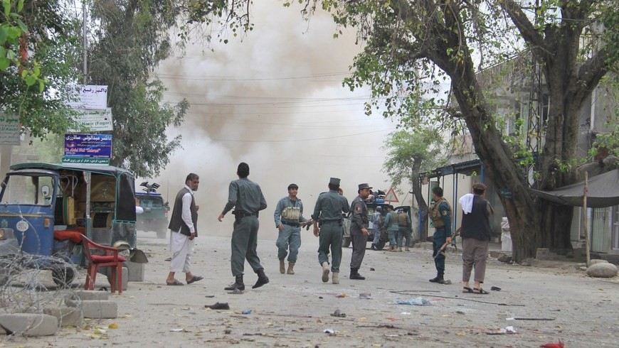 Al menos 34 personas murieron y un centenar resultaron heridas en un atentado suicida perpetrado hoy cerca de la entrada de un banco estatal en la ciudad de Jalalabad, en el este de Afganistán. EFE