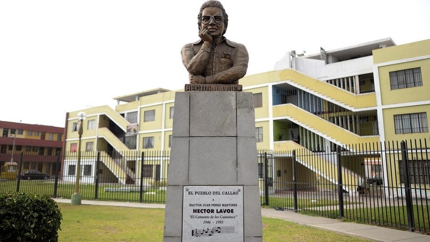 Vista de un busto del cantante salsero Héctor Lavoe en una zona residencial del Callao, cerca de Lima, Perú. EFE.