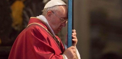 El papa bautizará hoy a diez personas en la Vigilia del Sabado Santo