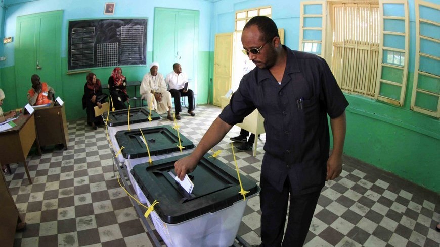 Un sudanés deposita su voto para las elecciones presidenciales y legislativas en el colegio Saint Francis de Jartum, Sudán. EFE