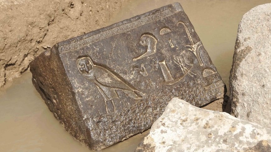 Fotografía facilitada por el Ministerio egipcio de Antigüedades de algunos bloques de basalto esculpidos de la parte inferior de una cripta de la época del rey Nectanebo I, de la última dinastía faraónica, que gobernó Egipto hace más de 2.300 años. EFE