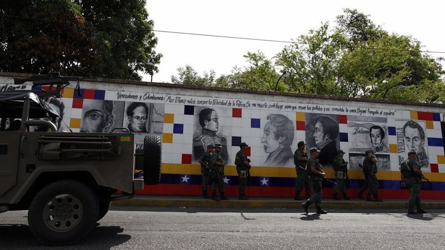 Soldados de la Guardia Nacional Venezolana vigilan la frontera entre Venezuela y Colombia en el puente internacional Simón Bolívar en la ciudad de San Antonio del Táchira. EFE