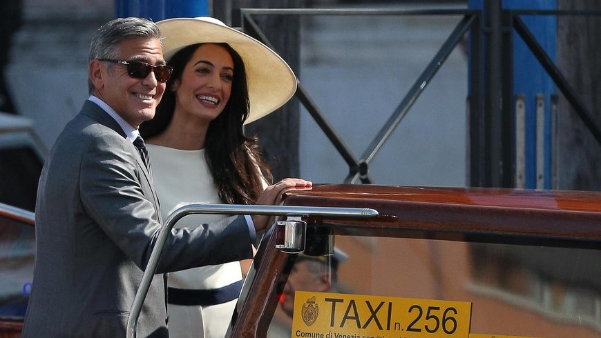 El actor estadounidense George Clooney y su mujer, la abogada de origen libanés Amal Alamuddin (dcha), tras su boda el Ayuntamiento de Venecia (Italia). EFE/Archivo