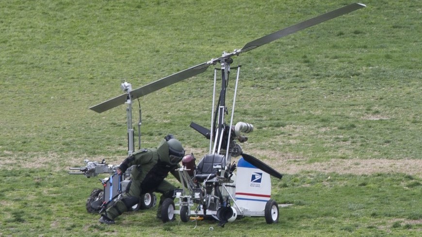 Un miembro de un equipo de artificieros fue registrado este miércoles al revisar un pequeño helicóptero que aterrizó cerca del ala oeste del Capitolio de Estados Unidos, en Washington (EE.UU.). EFE/Archivo