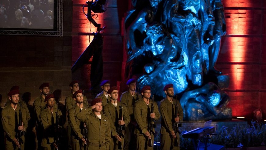 Soldados israelíes forman durante la ceremonia en honor a los "Mártires y héroes del holocausto o Día del Recuerdo" hoy, miércoles 15 de abril de 2015, en el Monumento al Holocausto Yad Vashm en Jerusalén . EFE