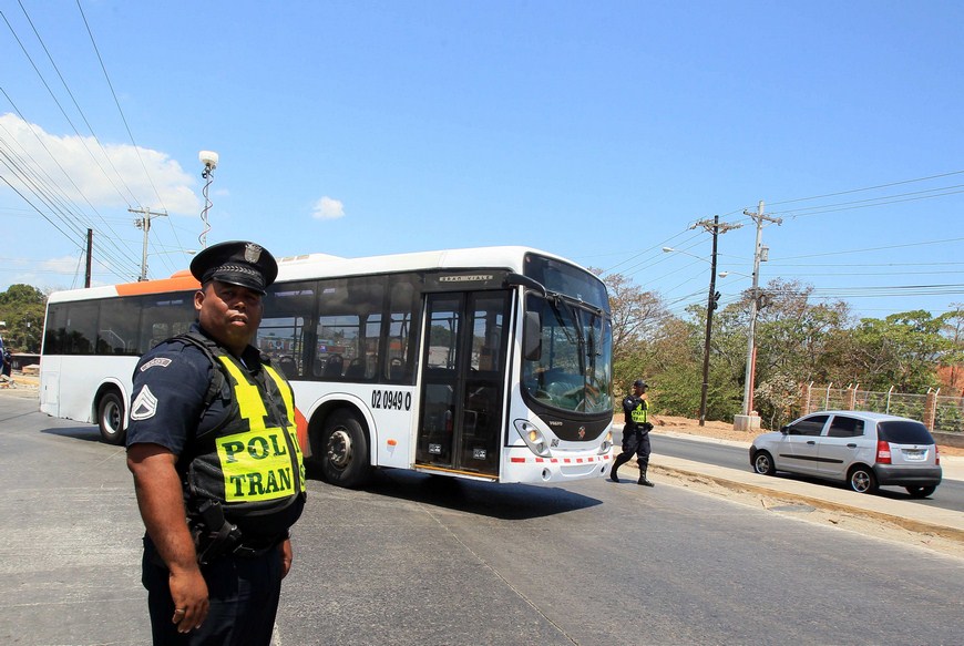 Un grupo de policías custodia un patio de autobuses del sistema de transporte público de la ciudad de Panamá. EFE