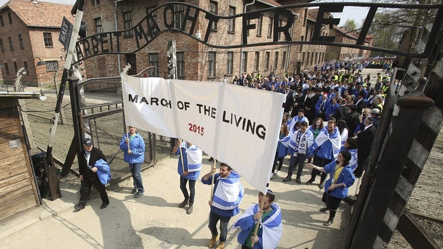 jovenes marchando en Auschwitz 1