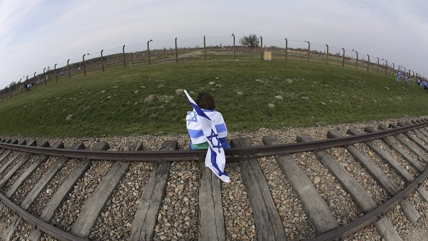 jovenes marchando en Auschwitz 2