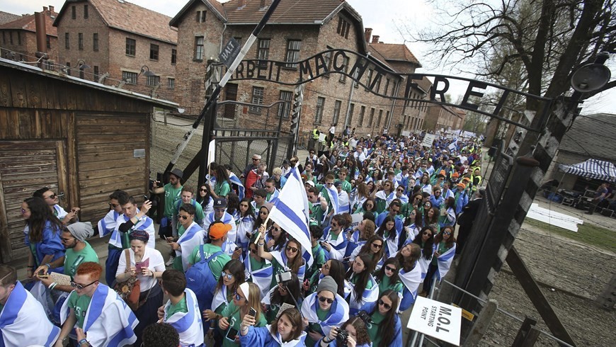 jovenes marchando en Auschwitz