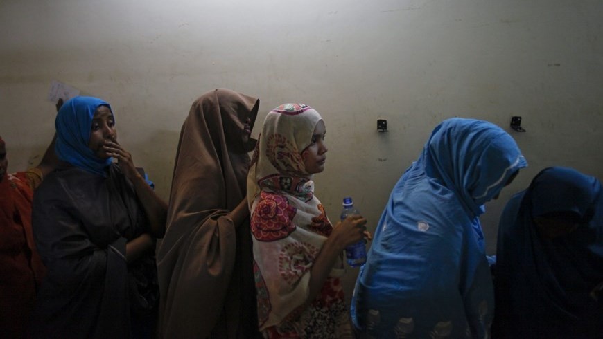 Refugiadas somalíes hacen cola para ser interrogada en una comisaría emplazada en el estadio de Kasarani, Kenia. EFE/Archivo
