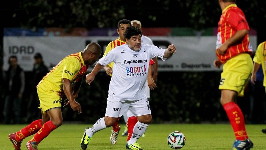 Video: El Diego hizo de las suyas y hasta le pegó un 'manotazo' a un reportero 1 maradona2 APP
