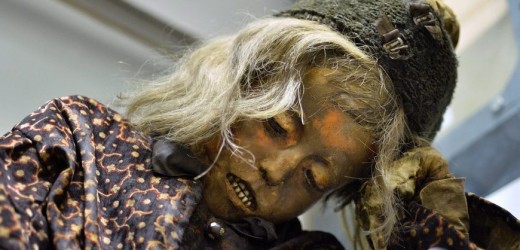 En Fotos: Exponen la momia de un niño muerto el siglo pasado
